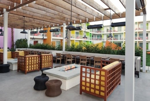 Drevený záhradný nábytok-voľne stojaca komínová strieška Drevená terasa-nábytok-voľne stojaci-krb-baldachýn