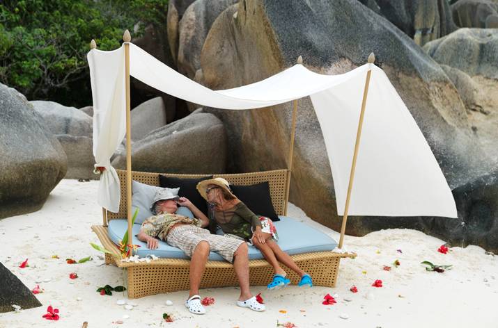 moderný vonkajší nábytok na pláži