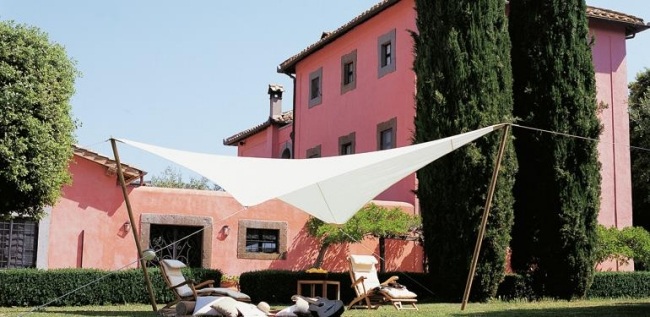 Napínače lana Gipsy plachta-dva drevené nosné stĺpiky