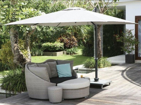 ratanové lehátka mango stoličky bočné stolíky sivé