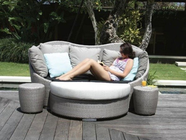 mango spoločenská posteľ ratanové bočné stolíky dva