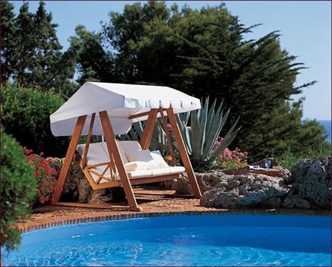 moderný slnečník na vonkajší nábytok elegantný záhradný nábytok v bielej farbe