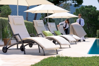 elegantný biely bazénový nábytok moderný vonkajší nábytok