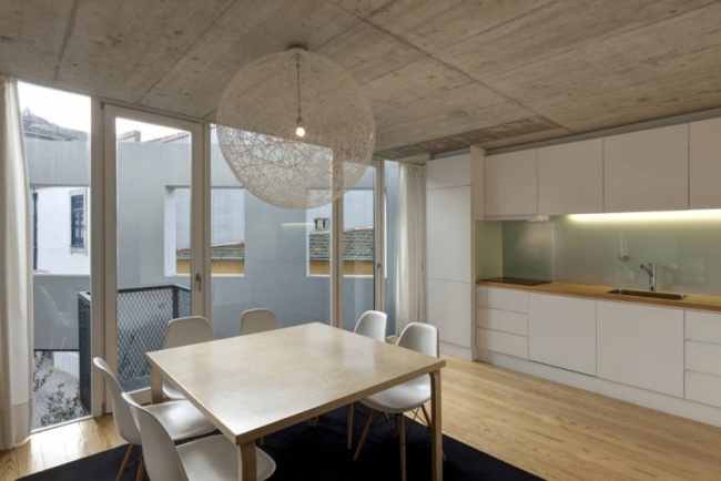 Priemyselný elegantný štýl bývania-kuchyňa-biely nábytok-stropné omietky moderné