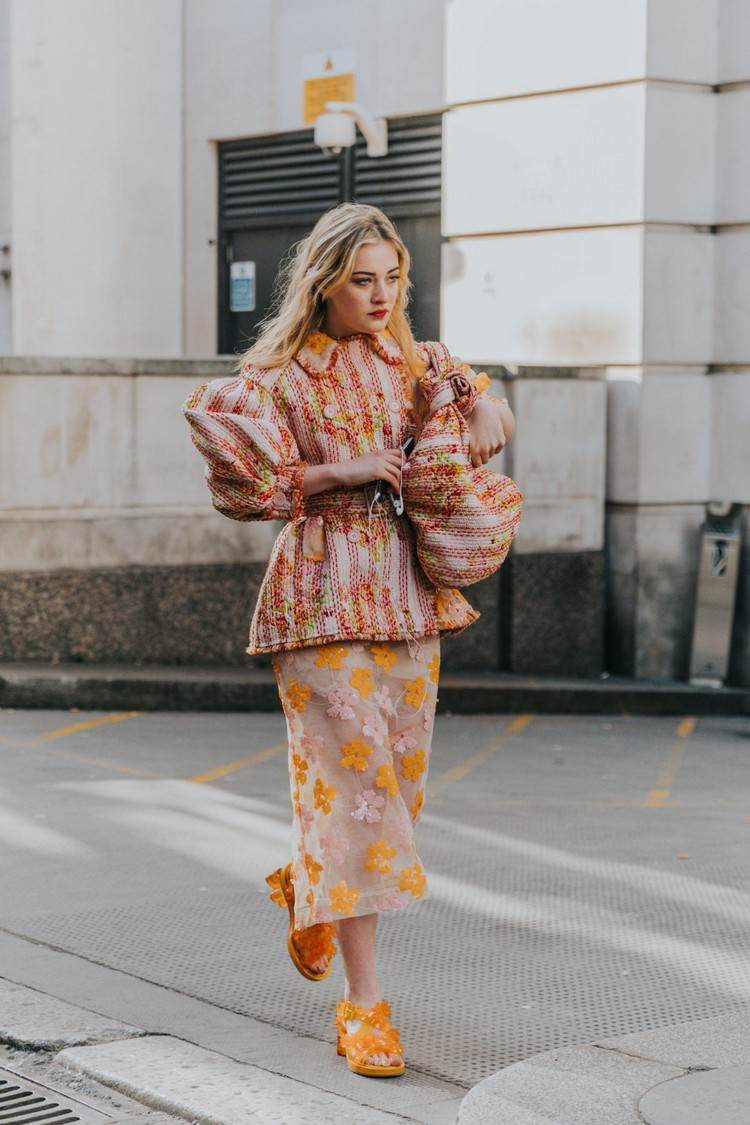 Trendy návrh jarného oblečenia s kvetinovým vzorom na jar 2021