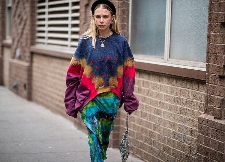 Kombinácia nápadov na outfit na jar 2021 tie dye