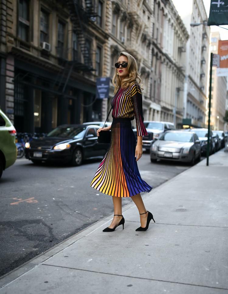 Pletená sukňa kombinuje nápady na oblečenie na jar 2021