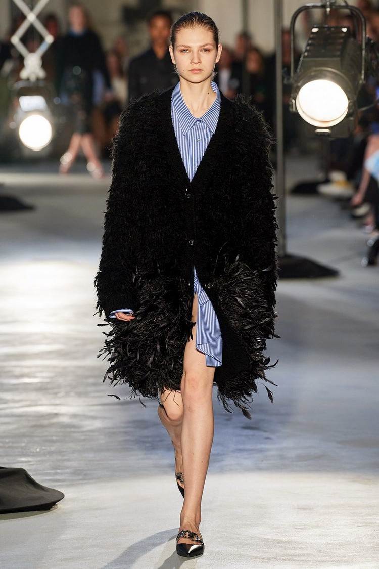 Outfit nápady jar 2021 perie módny trend jar