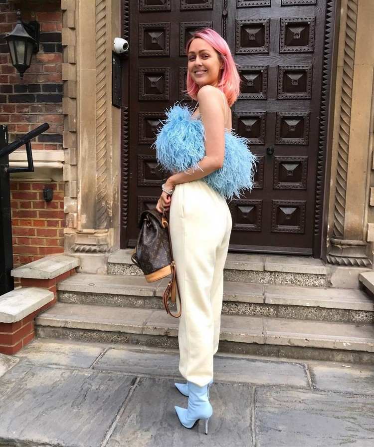 modré lodičky kombinujú módne trendy nápady jarného oblečenia na jar 2021