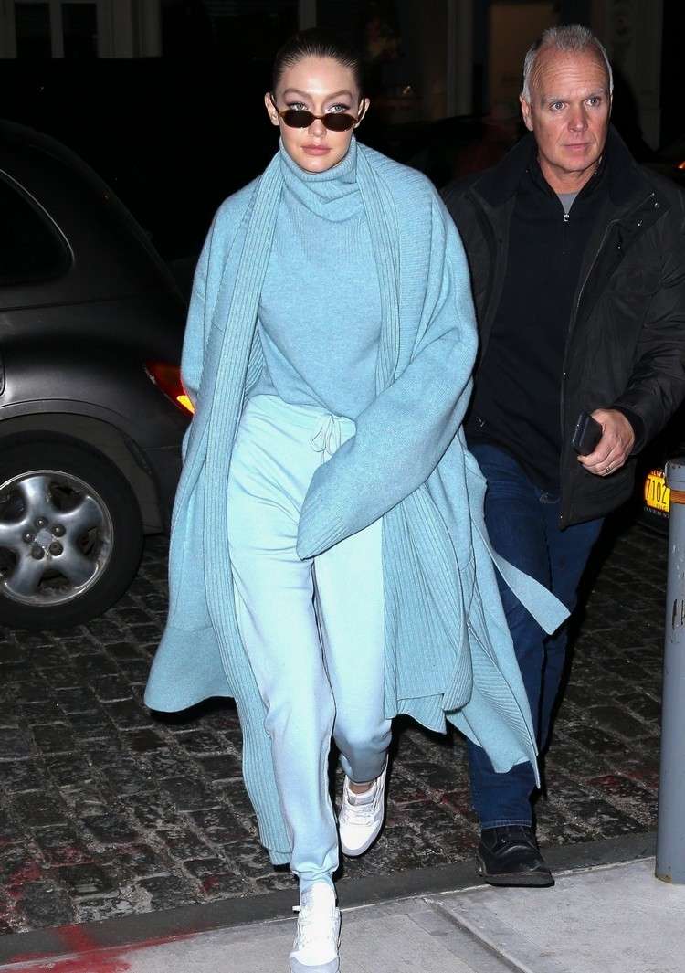 Outfitové nápady na jar 2021 kombinujú nebesky modrú trendovú farbu