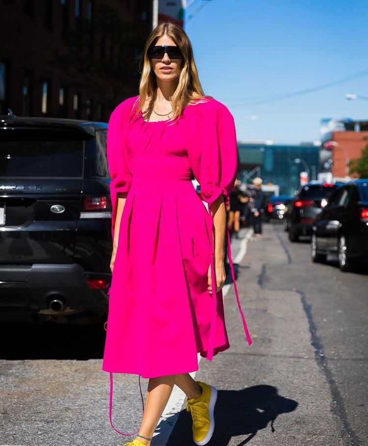 Outfitové nápady na jar 2021 neónová ružová kombinujú trendové farby 2021