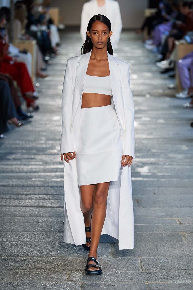 Trendové farby nápadov na oblečenie 2021 na jar 2021