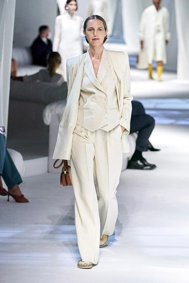 Outfit nápady jar 2021 trendové farby 2021 biznis oblečenie pre ženy