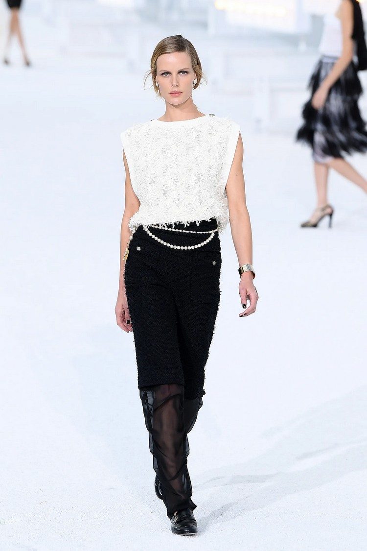 Čiernobiele kombinujte nápady na outfity na jar 2021 s biznis oblečením pre ženy