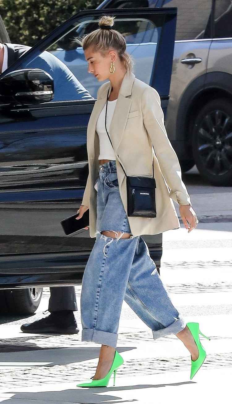 Nadrozmerné nápady na oblečenie pre kombináciu džínsov pre priateľov