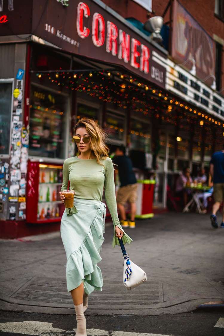 Zavinutá sukňa kombinuje trendy farby na rok 2021 s nápadmi na oblečenie