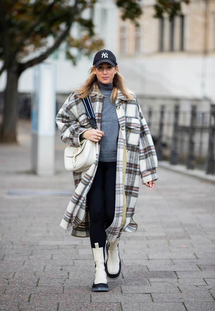 Kombinácia bundy a trendov jarného oblečenia na jar 2021