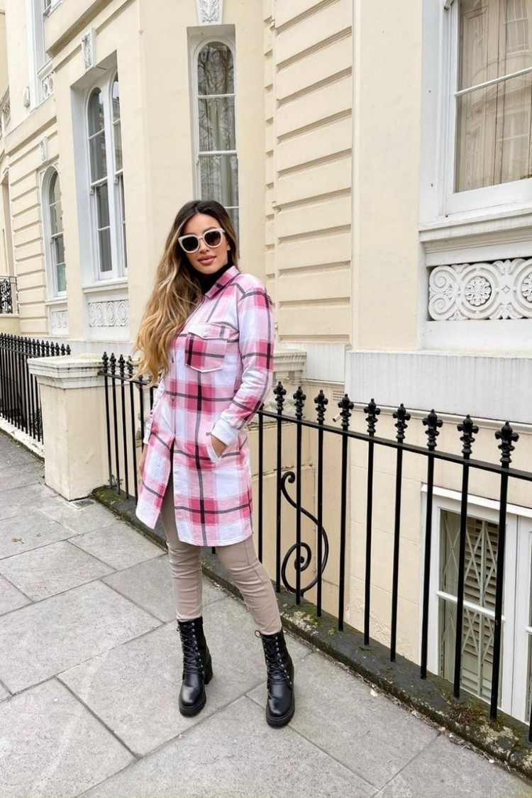 Kombinácia bundy a trendov jarného oblečenia na jar 2021