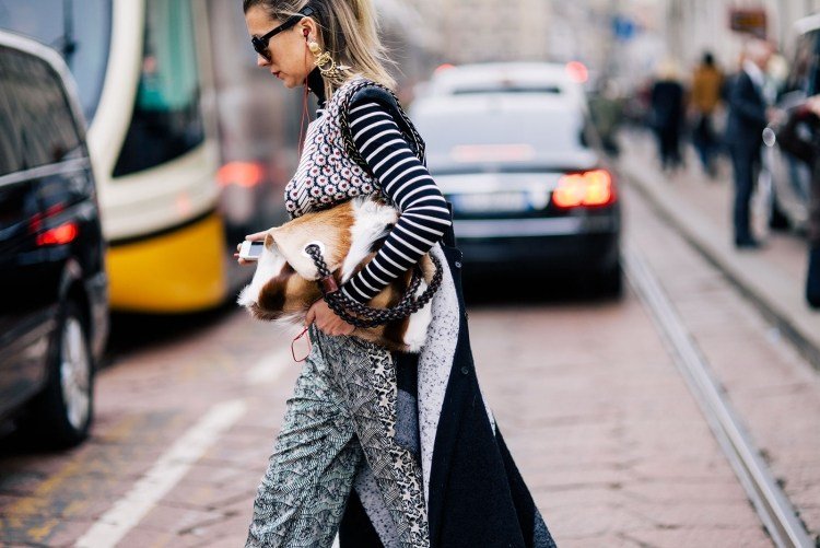Street style nepozná hranice - vesty, potlače a štruktúry outfit-nápady-vesty-oversize-long-street-style-grey-street-cars