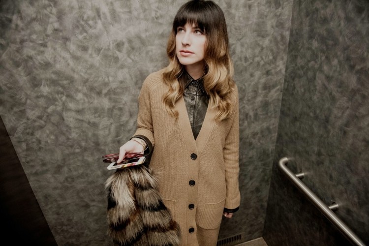 ležérny outfit s vintage nádychom s kardiganom v ťavej farbe oblečenie-nápady-vesty-nadrozmerné-ťava-farebné-gombíky-výťah-móda