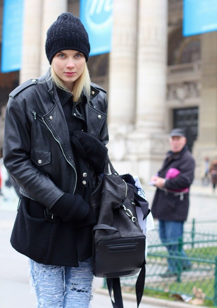 Svetrík pod koženú bundu na chladné dni outfit-nápady-vesty-nadrozmerná kožená bunda-čierna-čiapka-jens-tasцхе