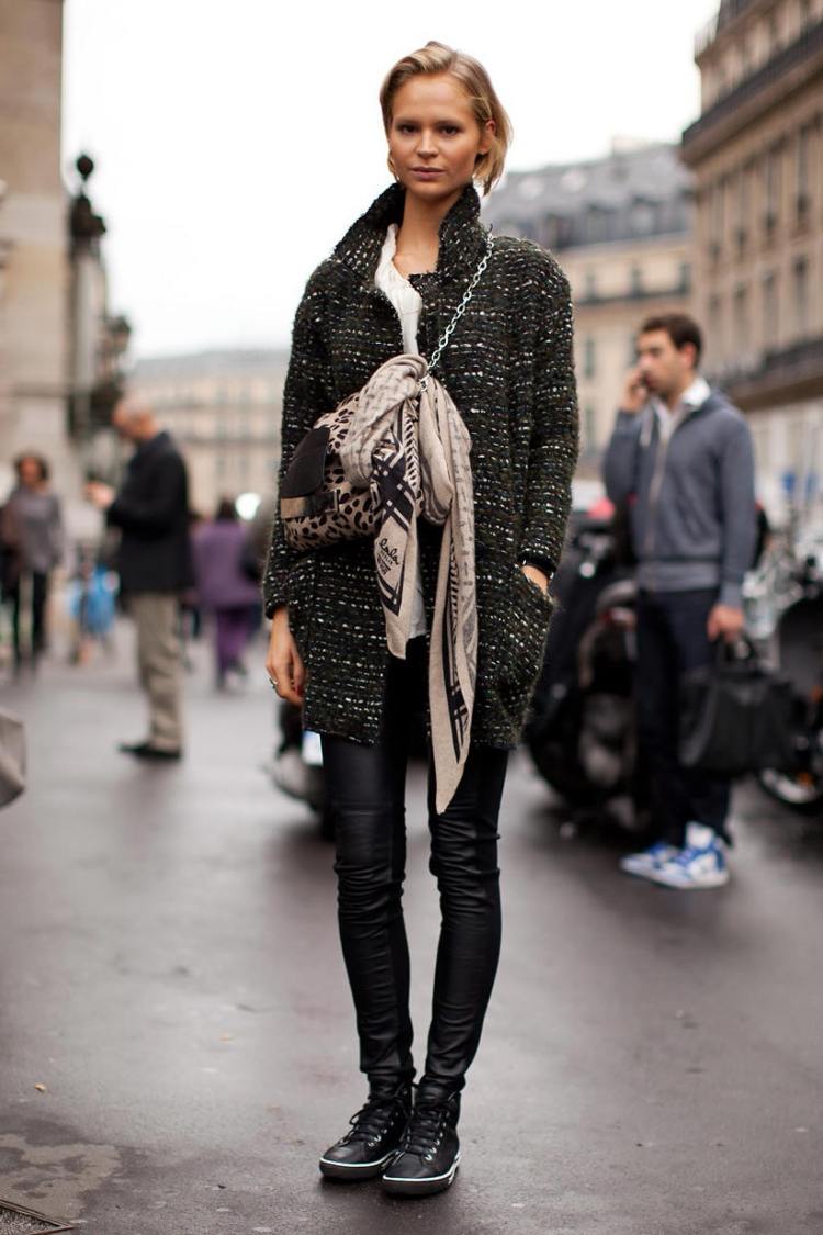 Melanžový sveter v čiernej a bielej farbe, tenisky a nohavice z umelej kože outfit-nápady-vesty-oversize-čierne-tenisky-kožené nohavice-vrecko