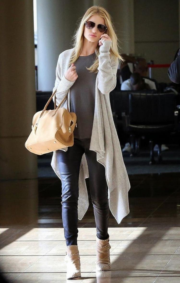 Rosie Huntington-Whiteley s ležérnym béžovým svetrom oblečenie-nápady-vesty-nadrozmerné-béžové-jemné-pletené-legíny-umelé kožené-slnečné okuliare