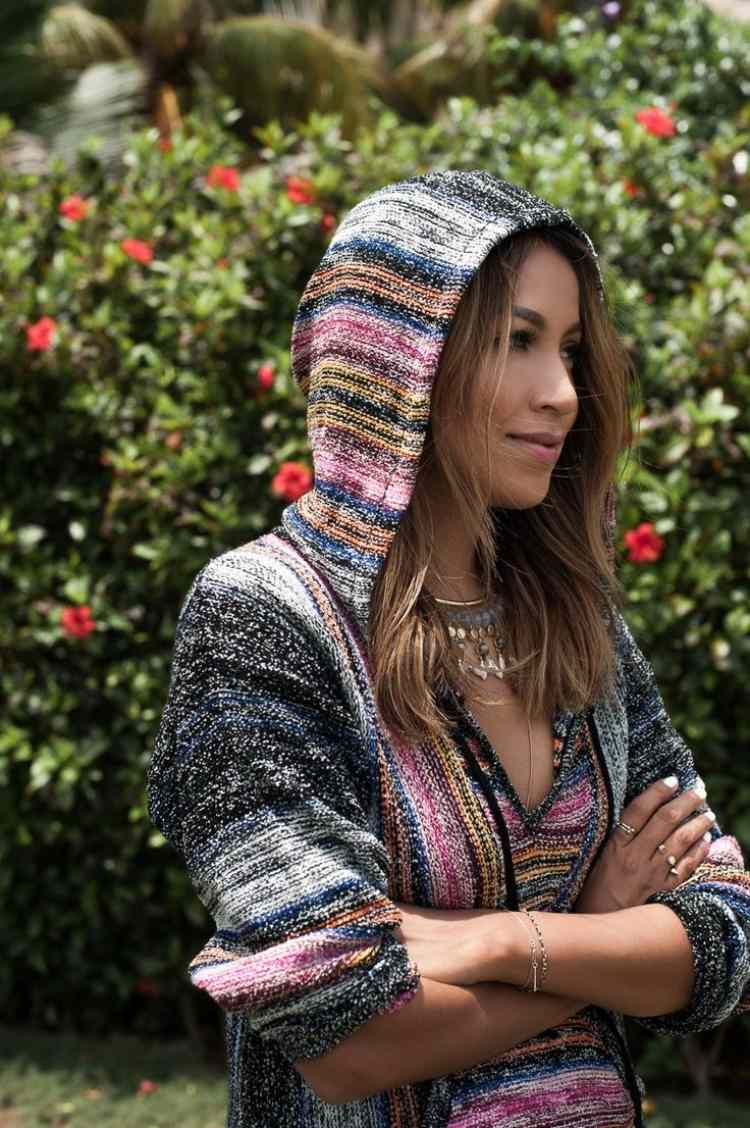 Svetre s kapucňou pre športový vzhľad outfit-nápady-vesty-oversize-farebná-melanžová-sivá-modrá-ružová-kapucňa