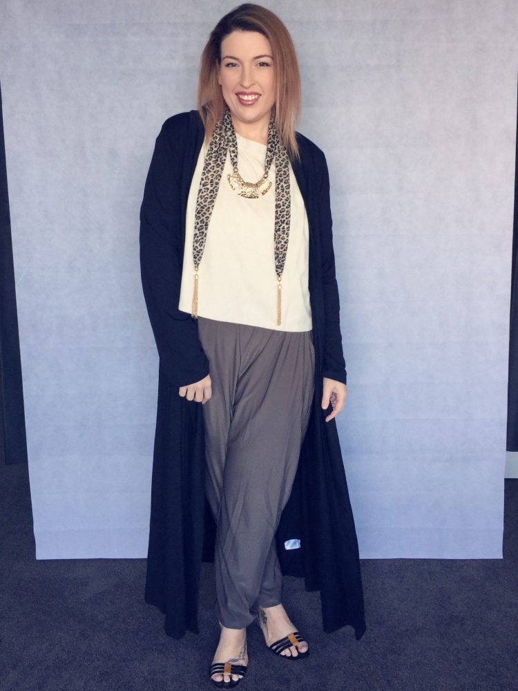 dlhý čierny pletený sveter v kombinácii so sivou a bielou outfit-nápady-vesty-nadrozmerné-dlhé-čierne-ležérne-ležérne-sandále