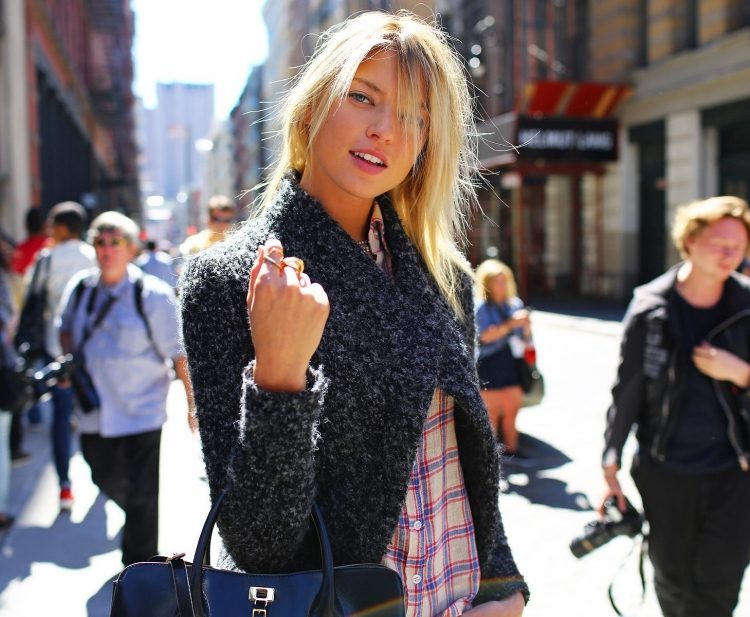 Street style móda s vestami na jeseň outfit-nápady-vesty-oversize-melanžová-čierna-antracitová-stree-štýl