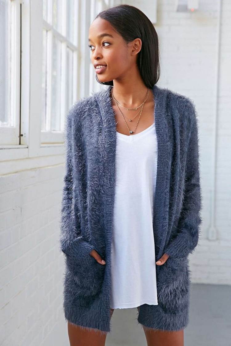 sivý mohérový kardigan s vreckami Outfitové nápady s vestami-nadmernou veľkosťou-sivé-mohérové-ležérne tričko