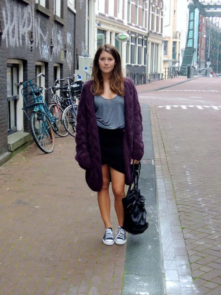 vintage sveter vo fialovej farbe a skľučovadlách Outfit nápady s vestami-nadmerná veľkosť, boho-elegantný, režim v štýle stree-fialové-pletené-tenisky