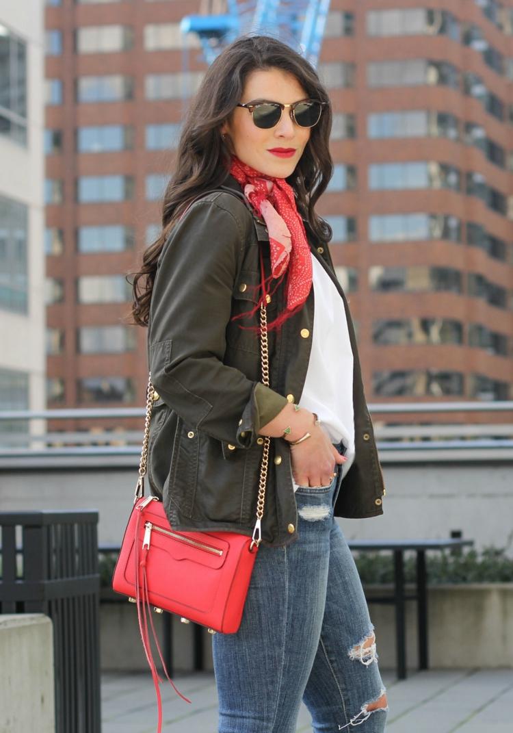 Kravata s kravatou nápady kožená kabelka outfit červená šatka