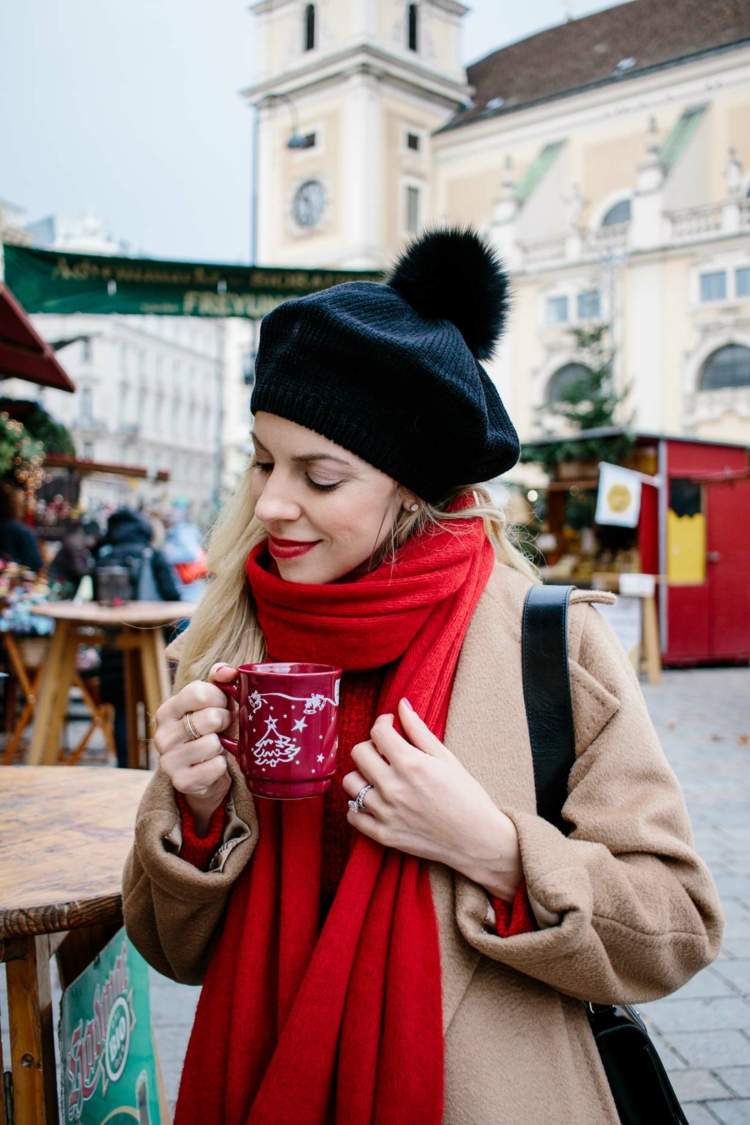 Outfit červená šatka zimný kabát kombinovať pletené čiapky ako oblečenie