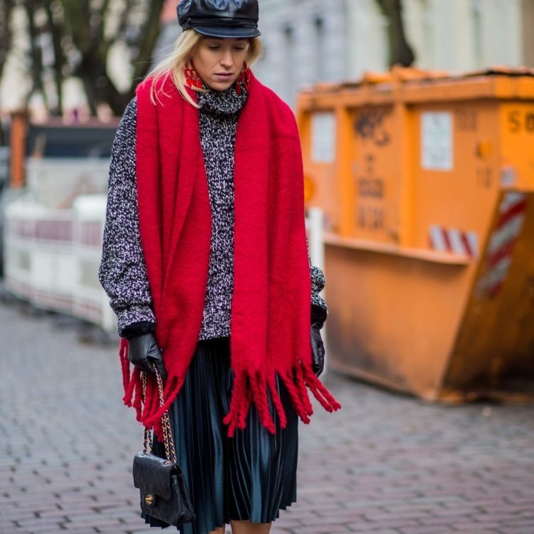 Kožená sukňa zimné outfity rolák kožená čiapka ako nosiť