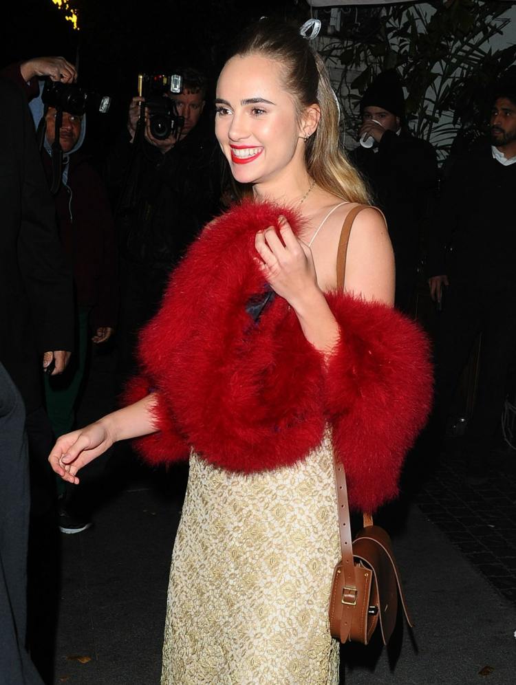 Trendy večerné šaty s čipkovanými šatami z červených šatiek