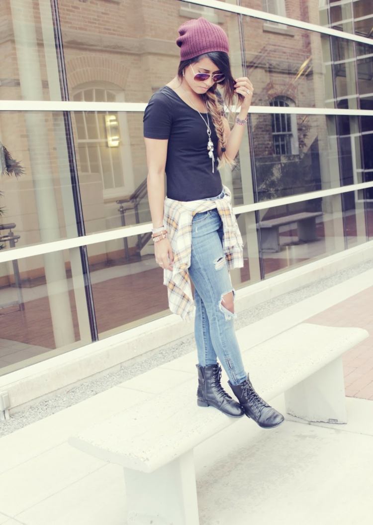 Oblečenie do školy s džínsami v použitom vzhľade a ležérnym klobúkom školské oblečenie klobúk košeľa džínsy použitý vzhľad