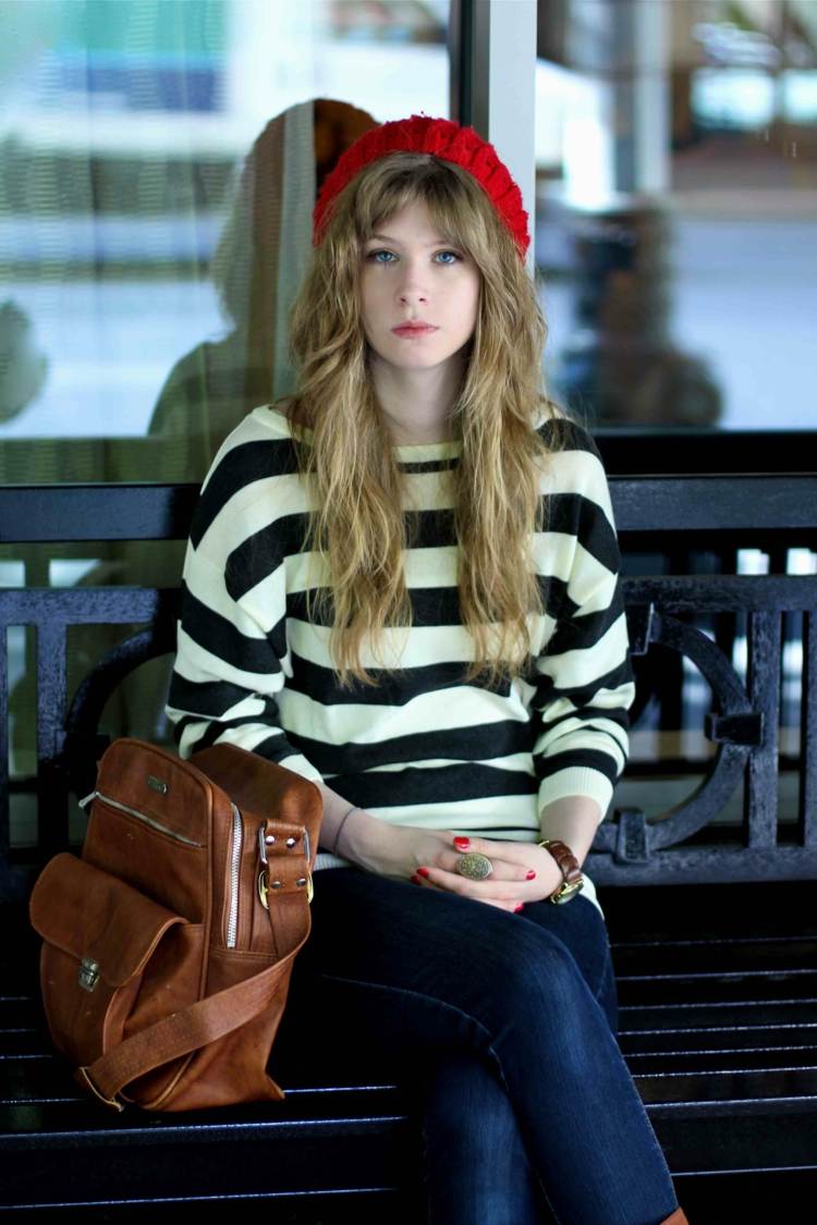 Noste červený klobúk ako doplnok k svojmu školskému outfitu pruhy sveter červený klobúk hnedá kožená taška outfit nápad