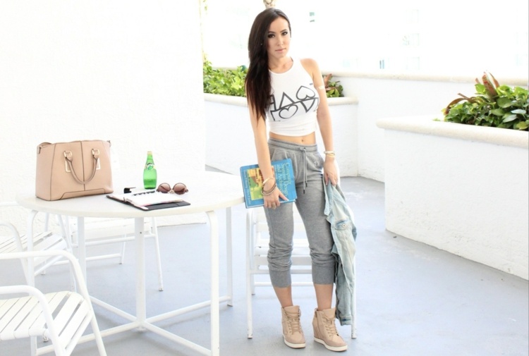 Športový outfit so sivými teplákami športové oblečenie pre školské bežecké nohavice