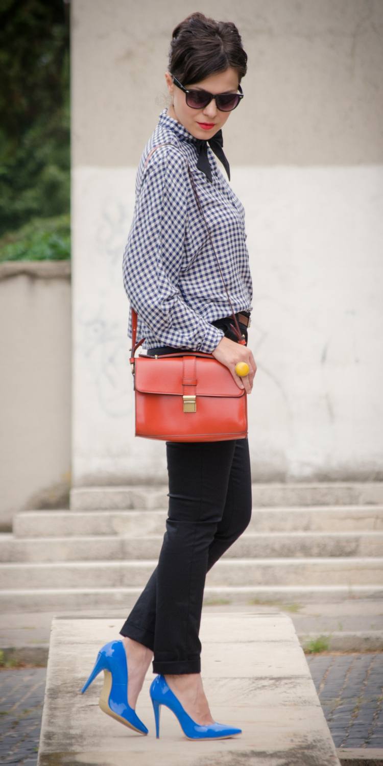 Noste pútavé topánky na podpätku v modrej farbe s blúzkou a čiernymi nohavicami školský outfit modré topánky podpätok červená vrecková blúzka