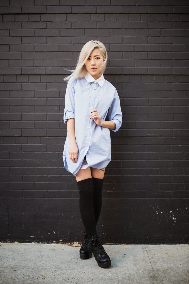 Šnurovacie topánky na podpätku a nadkolienky v rovnakej farbe overknee-pančuchy-kombinovať-čierne-košele-šaty-ležérne-móda