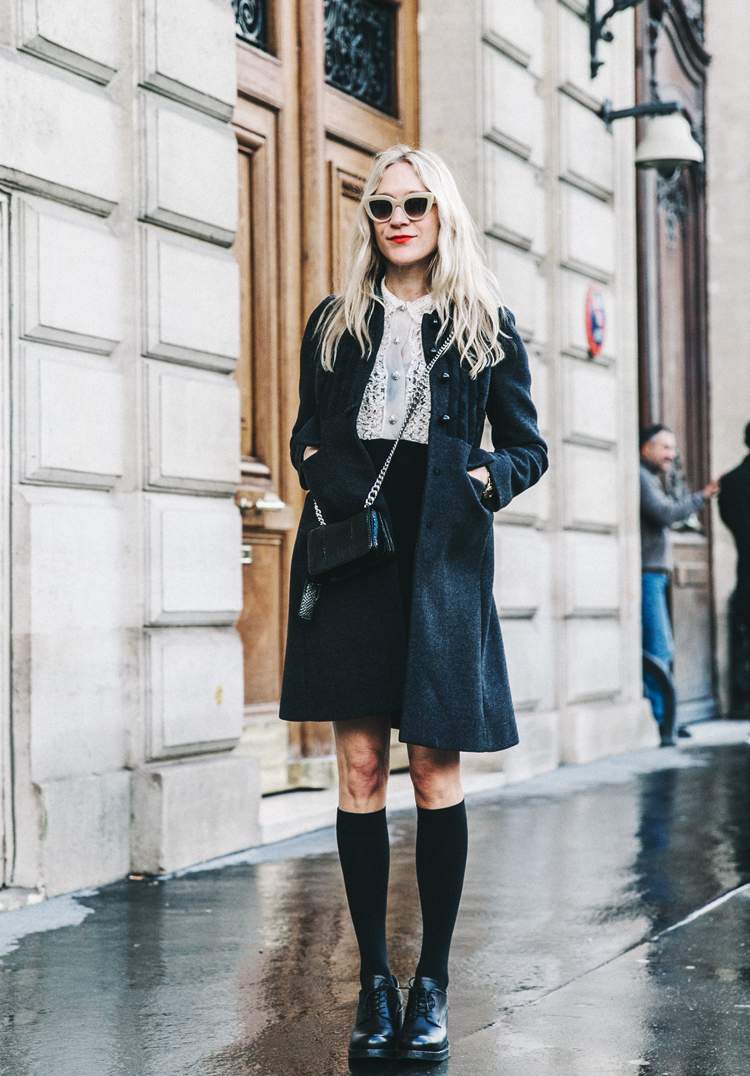 na sebe dlhé ponožky s čiernymi oxfordskými topánkami kolená-ponožky-kombinujúce-čierne-šnurovacie topánky-oxford-jeseň