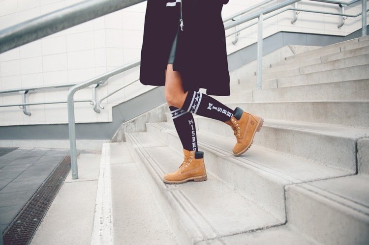 Topánky Timberland s ponožkami a šortkami po kolená ponožky-kolená-kombinovať-timberland-topánky-čižmy-hnedé