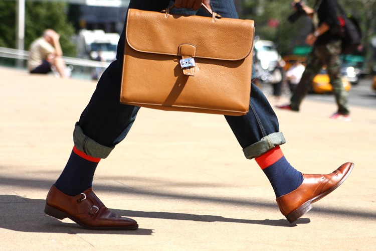 Akcenty v pánskom šatníku - vysoké, farebné ponožky pánske-kolená-ponožky-kombinovať-farebné-moderné-trendové-kožené-topánky