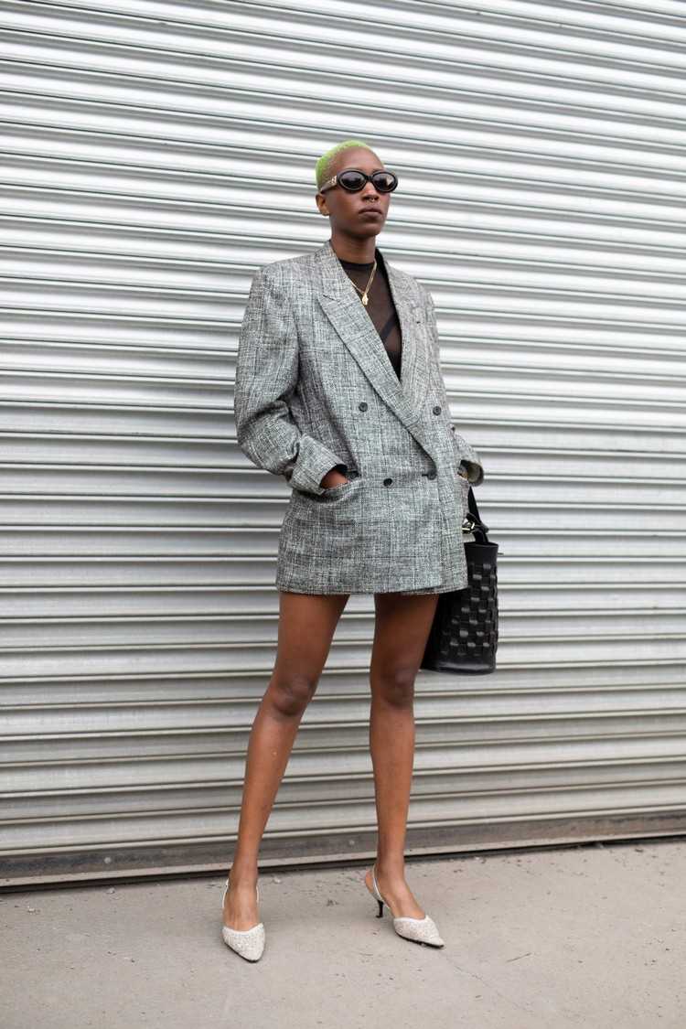 Oversize blejzre ako šaty nosia módne trendy na jar 2021