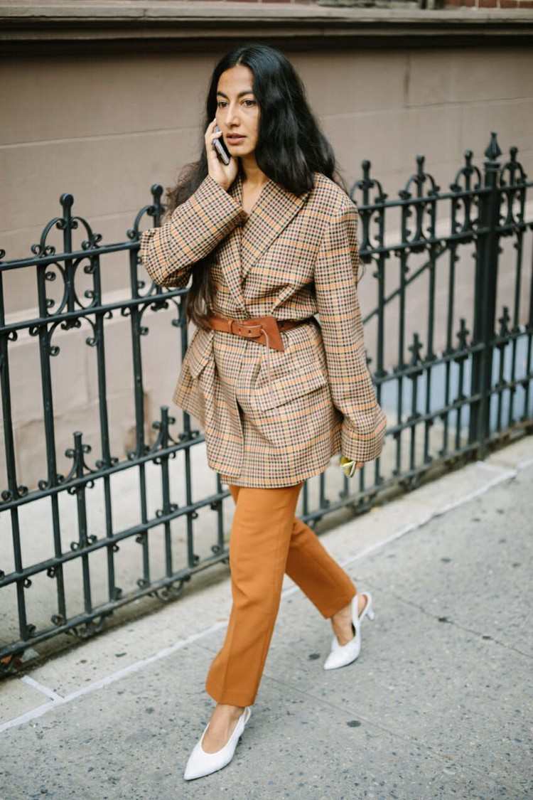 Látkové nohavice s nadmernými blejzrami kombinujú jarné business outfity