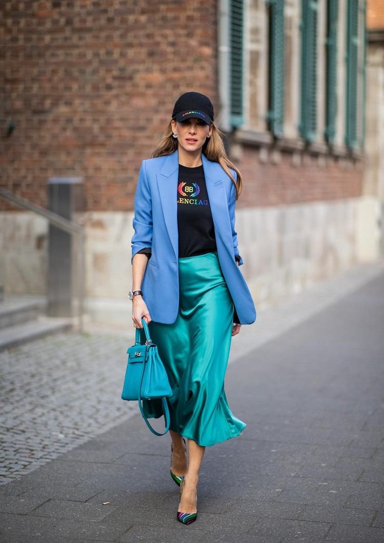 Oversize blejzre kombinujú midi sukne na jar