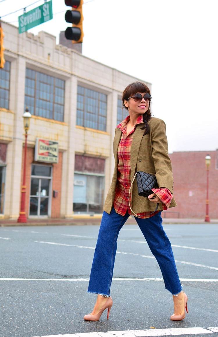 Kárované košeľové outfity módny trend 2021 kombinujú oversize blejzre