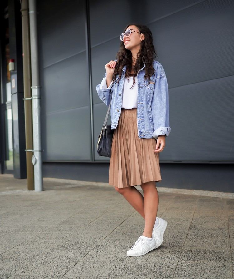 Džínsová bunda nadmernej veľkosti kombinuje skladanú sukňovú súpravu na jar