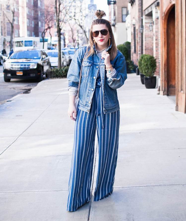 Nohavice trendy 2021 kombinujú nadrozmernú rifľovú bundu